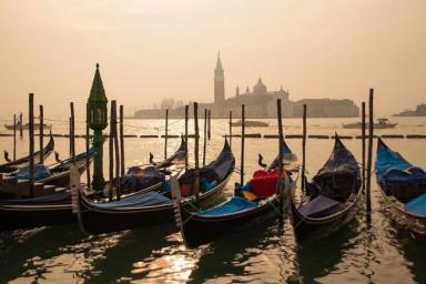 В Венеции гондольеры вынуждены ограничить количество пассажиров на борту. Причина не в пандемии