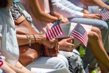 Америка никогда не была великой - в День Независимости американцы жгли флаги и топили статуи