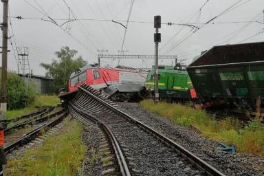 В Санкт-Петербурге столкнулись и сошли с рельсов два поезда