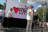 Тысячи людей, среди которых старики и дети.  Посмотрите, как прошел митинг Тихановской в Гродно