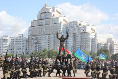 Посмотрите, как в Минске отметили День десантников и сил специальных операций
