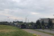 Силовики с военной техникой перекрыли подход ко Дворцу независимости: туда направляются протестующие 