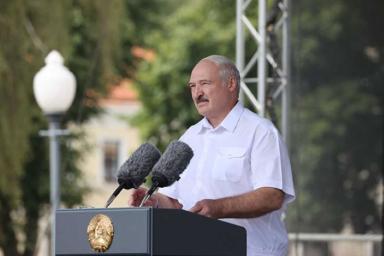 Лукашенко требует защитить учителей в школах от всяких нападок