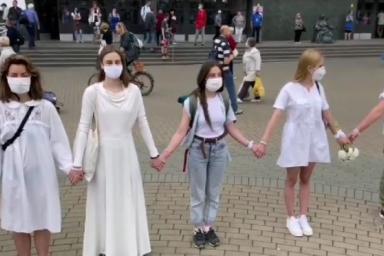 В Минске женщины в белой одежде и с цветами вышли с призывом прекратить насилие