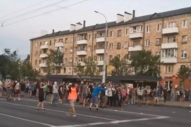 Бойцы внутренних войск начали задерживать людей в центре Минска 
