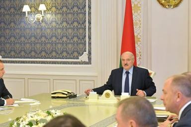 Лукашенко поблагодарил рабочих на предприятиях и призвал не прятать глаза в асфальт