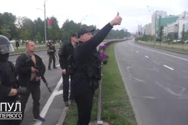 Лукашенко силовикам возле Дворца Независимости: Спасибо, вы красавцы!!!