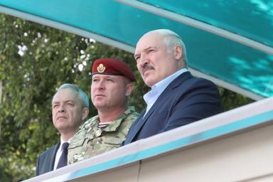 Лукашенко о задержанных провокаторах: Деньги застилают глаза, позеленели от этих денег: кто платит, за того и пою