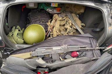 СТВ: В Минске ОМОН задержал автомобиль, начинённый оружием