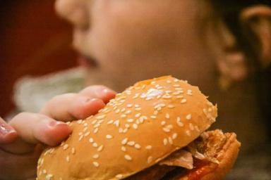 Ученые назвали необычную причину ожирения у детей 