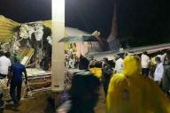 Число погибших при жесткой посадке самолета в Индии достигло 17