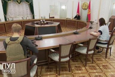 У президента автомат, у Коли - автомат и бронежилет, Эйсмонт - без оружия: как прошло совещание Лукашенко 