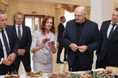 «Она нормальная женщина»: Лукашенко рассказал, как помог Тихановской выехать из страны 