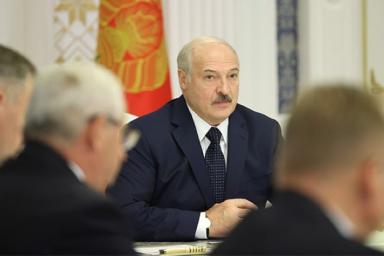 Лукашенко о забастовках: «Так паскудно себя ведут. Флаг растягивают и делают картинку»
