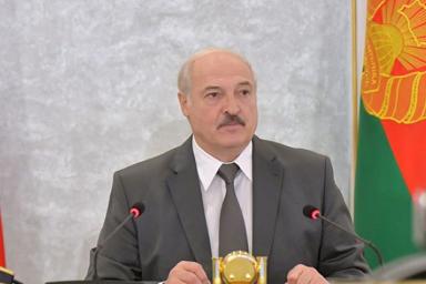 Лукашенко: Хочешь работать - работай, не хочешь - за ворота, не мешай другим
