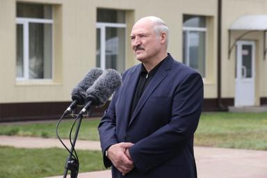 Лукашенко: одному госслужащему прислали СМС-угрозу К вечеру не сдашься, заберем дочку