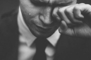 Ученые рассказали о появлении слез и их полезных свойствах