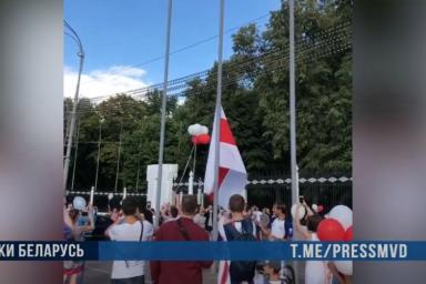 В Гомеле государственный флаг заменили бело-красно-белым: возбуждено уголовное дело