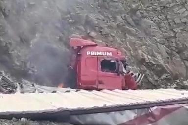 Белорус-дальнобойщик попал в аварию в горах Кыргызстана: его успели вытащить из горящего тягача
