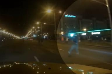 В Минске парень бросил камень в лобовое стекло машины спецподразделения ДПС «Стрела» – кадры