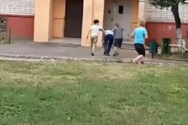 В Беларуси дети во дворах начали играть в омоновцев и задержанных: посмотрите на это