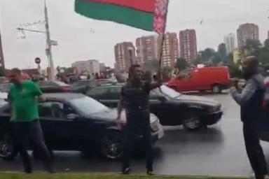 Директор минского «Динамо» станцевал с флагом на клюшке под песню «Саня останется с нами»: кадры