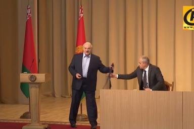 На встрече с силовиками Александру Лукашенко стало душно: ОНТ показал кадры