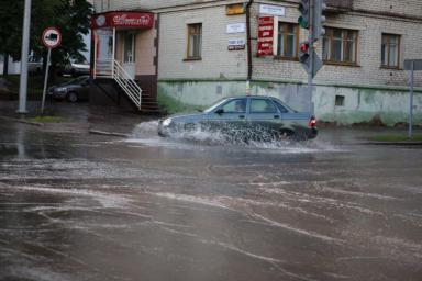 Эксперты дали советы по управлению автомобилем во время сильного дождя