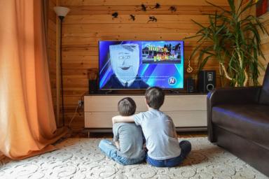 Учёные рассказали, почему маленькие дети любят смотреть телевизор