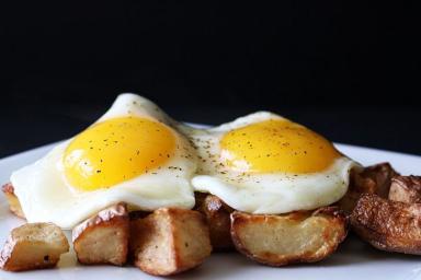 Как не испортить свой завтрак: хитрости приготовления вкусной яичницы