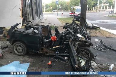 В Бресте Honda врезалась в дом: авто разорвало на части, водитель погиб