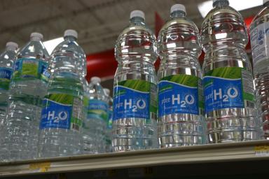 Эксперты рассказали, какую опасность таит в себе питьевая вода в бутылках