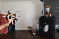 Инженер изобрел пистолет, выстреливающий медицинской маской в лицо. Посмотрите, как это происходит