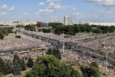 Что сейчас происходит у стелы в Минске: тысячи протестующих