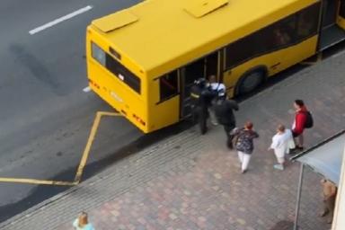В Минске ОМОН по ошибке завел задержанного в обычный автобус вместо автозака - кадры