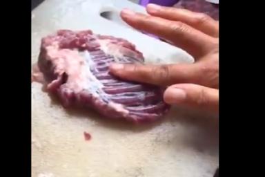 Кусок мяса «ожил» на разделочной доске и шокировал пользователей Сети