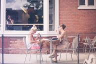 Почему человек не смотрит вам в глаза во время беседы: психологи назвали 5 причин