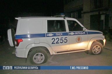 Житель Пинского района порезал колеса в милицейском УАЗике и скрылся в России