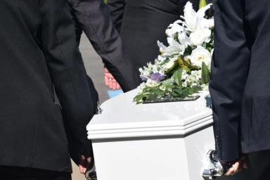 Умершая 12-летняя девочка ожила перед собственными похоронами