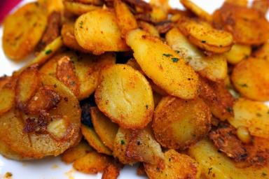 Отличный вариант к ужину: простой рецепт картошки по-деревенски
