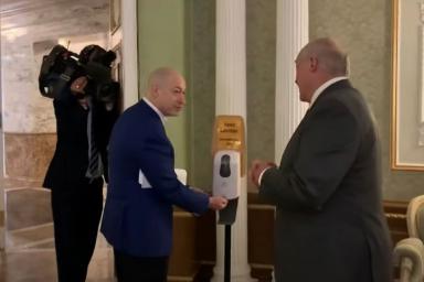 В рабочей резиденции Лукашенко установили дозатор с антисептиком