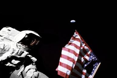 NASA отправит на Луну первую в мире женщину-коcмонавта