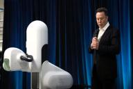 Илон Маск рассказал о свинье-киборге и успешном вживлении чипа Neuralink