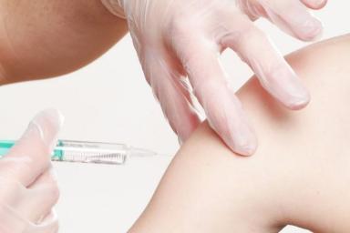 Иммунолог рассказал о риске поспешной вакцинации от COVID-19