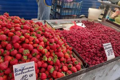 Почем фрукты и ягоды на «Комаровке» в конце сентября
