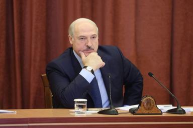 «Жгли, бросали коктейли Молотова»: Лукашенко рассказал, о чем помнят белорусы постарше