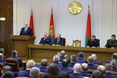 Лукашенко попросил людей в погонах не предавать его, не поститься и не хайповать