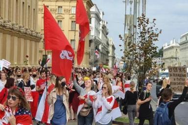 На акцию протеста в Минске женщины выходили с флагами других стран: вот с какой целью