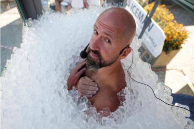 Новый мировой рекорд. Мужчина просидел в кабине со льдом 2,5 часа
