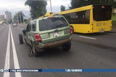 Оторвавшимся от машины колесом повредило автобус и два авто в Минске